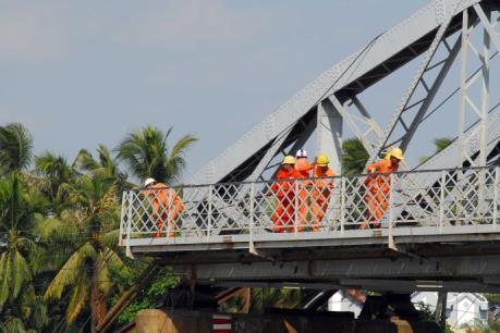 Khởi tố vụ sà làn đâm sập cầu Ghềnh