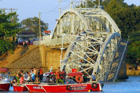 Vụ sập cầu Ghềnh: Đưa máy quét siêu âm rà soát lòng sông