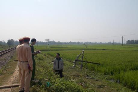 Quảng Nam: Hàng loạt trụ thông tin liên lạc, đường dây tải điện bị đổ do lái xe bất cẩn