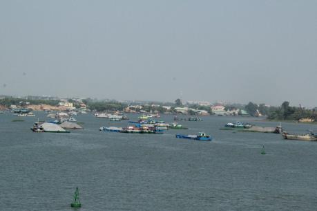 Vụ sập cầu Ghềnh: Ùn ứ ghe tàu chờ lưu thông