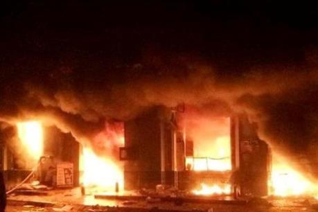 Quảng Trị: Cháy 2 dãy cửa hàng tại chợ Ngã Tư Sòng, nhiều tiểu thương có nguy cơ trắng tay