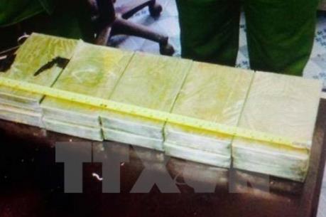 Phối hợp bắt vụ tàng trữ 20 bánh heroin