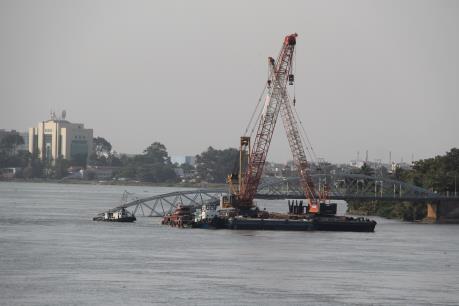 Bắt đầu trục vớt cầu Ghềnh