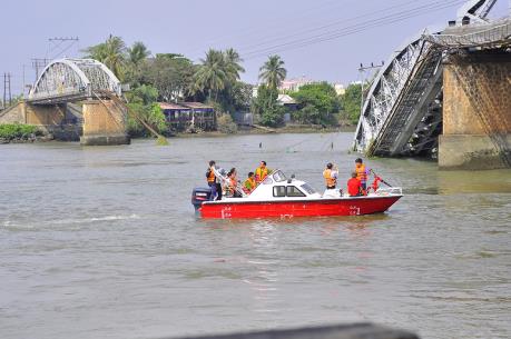 Trục vớt phần cầu Ghềnh bị sập