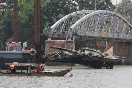Trục vớt thành công tàu đẩy sà lan đâm sập cầu Ghềnh