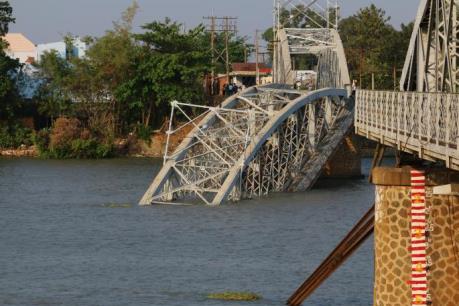 Khởi tố, bắt tạm giam chủ và lái tàu gây tai nạn đâm sập cầu Ghềnh