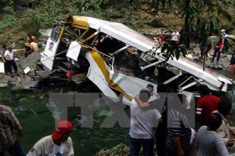 Lạng Sơn: Xe khách lao xuống vực, 11 người thương vong