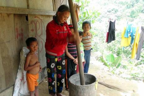 Sống gần nhà máy thủy điện... nhưng chưa có điện