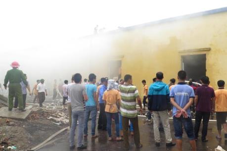 Dập tắt vụ cháy tại công ty sản xuất khăn bông ở Thái Bình