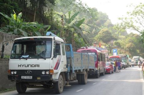 Quốc lộ 4D ách tắc cục bộ do một xe công-ten-nơ bị lật