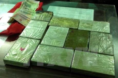 Sang Campuchia đánh bài, vận chuyển 4 bánh heroin về Việt Nam thì bị bắt giữ