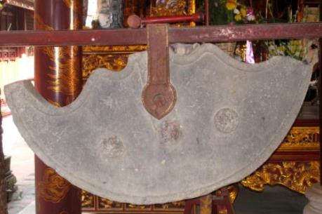 Lần đầu tiên phát hiện chiếc khánh đá cổ ở Tuyên Quang