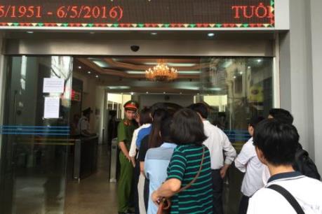 Người dân xếp hàng mua tiền lưu niệm