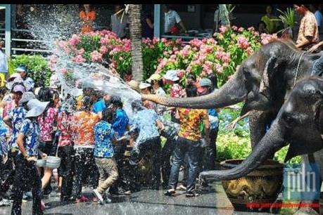 Loạt vụ đánh bom làm thương tổn kinh tế “xứ chùa Vàng”  
