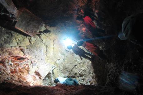 Sập hầm khai thác cao lanh, 2 người thương vong