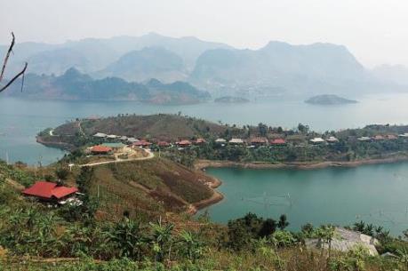 Hỗ trợ dự án di dân, tái định cư thủy điện Sơn La