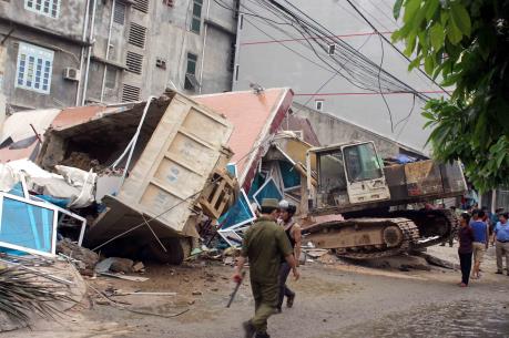 Dừng thi công công trình liền kề gây sập nhà 5 tầng tại Cao Bằng