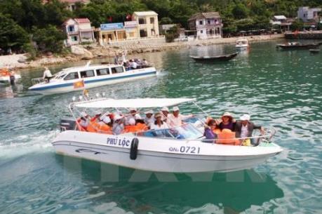 Hơn 1000 du khách mắc kẹt trên Cù Lao Chàm đã về đất liền an toàn