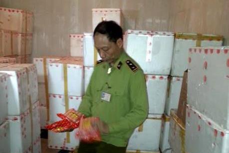 Tạm giữ hơn 2 tấn xúc xích có dấu hiệu sử dụng phụ gia không đúng quy định