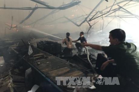 Cháy xưởng sản xuất đồ gỗ quy mô lớn tại Bình Dương