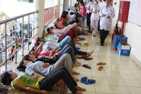 Hơn 300 công nhân ở Bình Phước bị ngộ độc thực phẩm phải cấp cứu