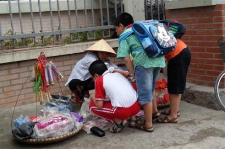 An toàn thực phẩm: Đồ ăn bẩn "bủa vây" chốn học đường