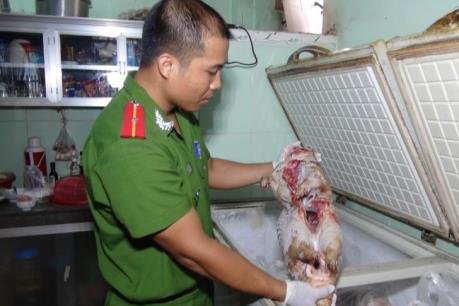 Phát hiện lượng lớn thực phẩm đông lạnh không rõ nguồn gốc