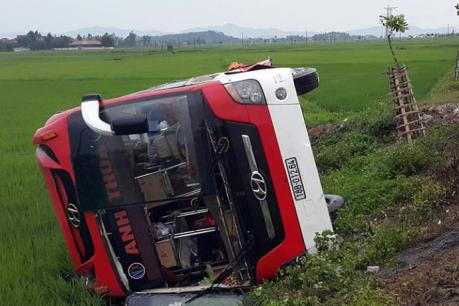 Nghệ An: Lật xe khách làm 1 em bé thiệt mạng, 10 người khác bị thương