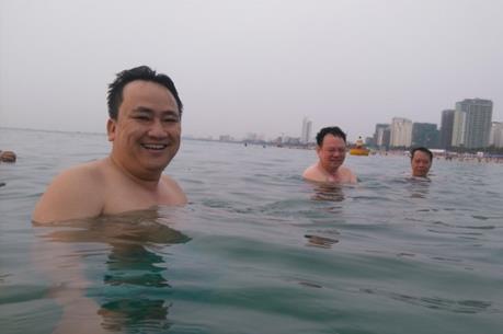 Lãnh đạo sở, ngành Đà Nẵng hào hứng tắm biển cùng du khách
