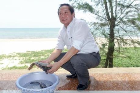 Bộ trưởng Trương Minh Tuấn mời nhà báo ăn cá biển tại Quảng Bình