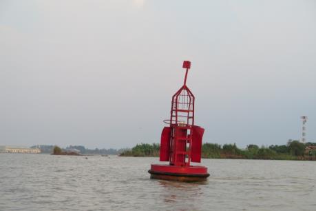 Thí điểm lắp thiết bị giám sát định vị phao tiêu đường thủy