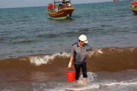 Quảng Bình: Phát hiện nước biển ven bờ đổi màu