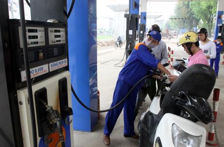 Giá xăng tăng gần 650 đồng/lít