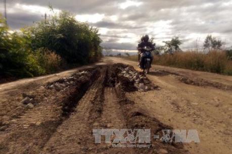 Thi công đường cao tốc, cày nát đường dân sinh