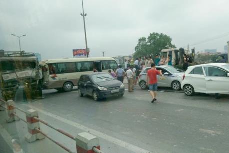 Hà Nội: 6 xe ô tô đâm liên hoàn trên cầu Thanh Trì