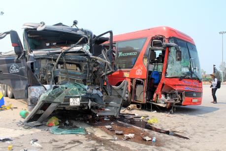 Nghệ An: Xe khách va chạm với xe tải 6 người bị thương nặng