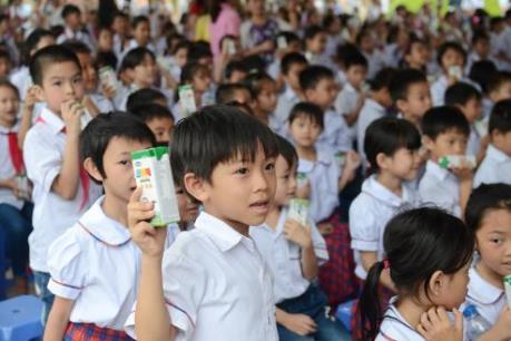 Vinamilk và Quỹ sữa Vươn cao Việt Nam trao tặng sữa cho 40.000 trẻ em