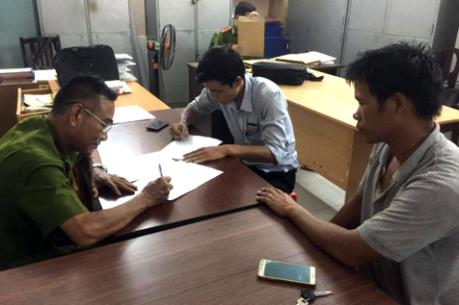 TPHCM: Bắt băng nhóm dí roi điện cướp xe máy giữa ban ngày