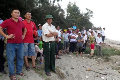 Nam Định: Tìm thấy 2 trong số 3 học sinh bị sóng biển cuốn trôi