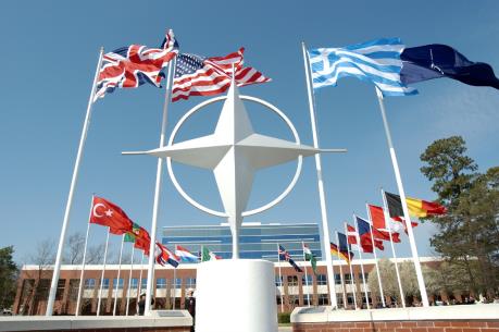 Chi tiêu quốc phòng của các nước NATO giảm