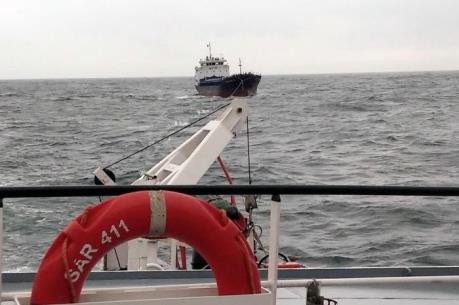 Đưa 3 thuyền viên tàu hàng gặp nạn trên biển vào bờ an toàn