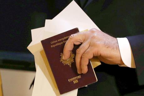 Malaysia triệt phá đường dây làm giả hộ chiếu