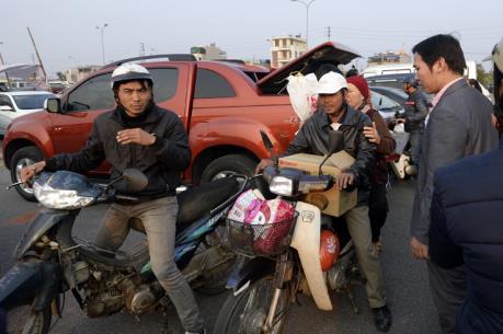 Bát nháo xe ôm khu vực gần sân bay Tân Sơn Nhất