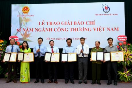Trao giải báo chí 65 năm ngành công thương