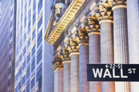 Cổ phiếu của các nhà bán lẻ lao dốc kéo phố Wall đi xuống