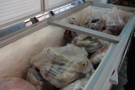 Liên tục bắt giữ thực phẩm đông lạnh không rõ xuất xứ