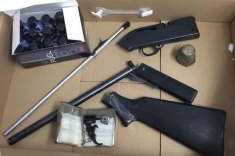 Phát hiện súng, đạn giấu trong lô hàng quà biếu nhập khẩu 