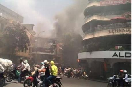 Hà Nội: Cháy lớn tại phố Cầu Gỗ, người dân hoảng loạn