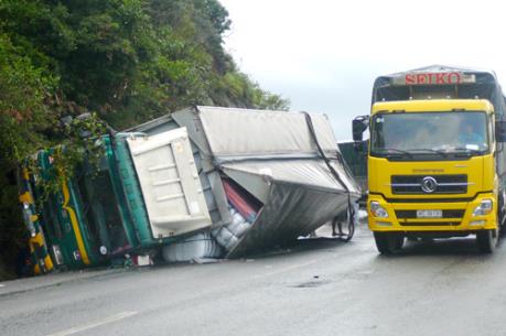 Xe tải nổ lốp lật nghiêng trên quốc lộ 20