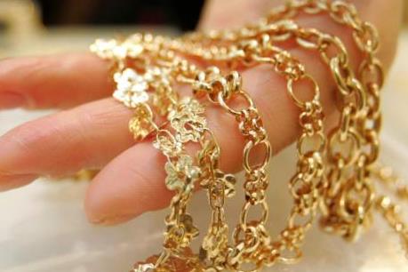 Giá vàng châu Á chiều 17/5 nhích nhẹ nhờ đồng USD yếu